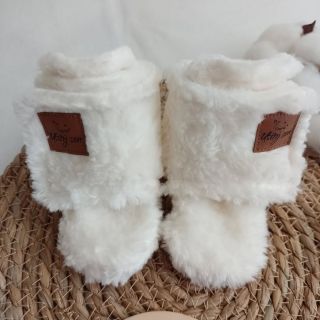 Hřejivé capáčky pro nejmenší🤍 #musthave do zimy❄️☃️ ❄️Vnější část hebký beránek ❄️Vnitřní část hřejivý 100% bavlněný...